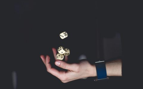 Goochelaar_hand_met_dobbelstenen