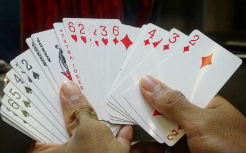 Goochelaar_hand_met_kaarten
